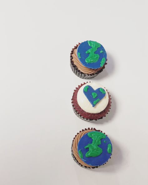 Earth Day Cupcakes Ideas, Earth Day Cupcakes, Earth Cakes, Earth Cake, Earth Hour, Pioneer School, Fundraiser Ideas, Space Birthday Party, Cupcake Art