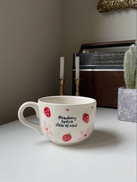 Mug Pottery Painting, Harrycore Aesthetic, Phoebe Core, Harry Styles Mug, Harrie Core, Strawberry Lipstick, Harry Coded, Harry Core, Diy Pottery Painting