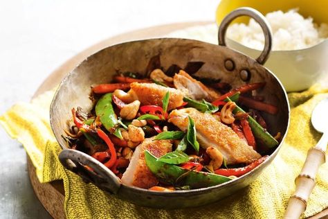 Nothing could be easier than this quick crispy chicken, chilli and basil stir-fry. Black Bean Beef, Beef With Onions, Chicken Chilli, Ginger Beef, Cooking Easy, Beef Stir Fry, Asian Inspired Recipes, Stuffed Banana Peppers, Stir Fry Recipes