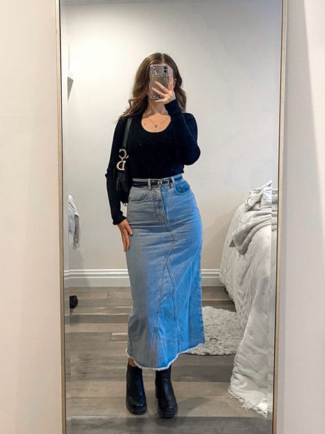 Denim Skirt Business Casual, Denim Skirts With Boots, How To Style Long Denim Skirts, Skirt Jeans Outfit Winter, Denim Maxi Skirt With Boots, Sweater Jean Skirt Outfit, Maxi Skirt Outfit Jean, Fall Outfits With Jean Skirt, Jean Skirt Midi Outfits