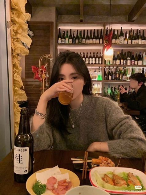 Korea Instagram Photos, Dinner Date Aesthetic, Date Aesthetic, Cafe Pictures, 사진 촬영 포즈, Self Portrait Photography, Self Portrait Poses, Dinner With Friends, Date Dinner