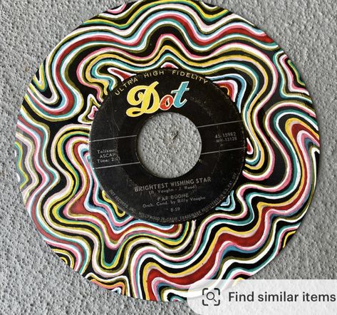 Cute Record Paintings, Easy Painted Records, Vinyl Record Art Easy, Painted Vinyls On Wall, Painted Vynil Ideas, Painted 45 Vinyl Records, Painting Vynil Records, Paint On Records, Vynil Paintings