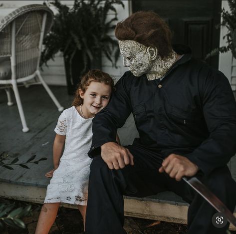 Michael Myers Photoshoot, Halloween Family Pictures, Spooky Family Photo Shoot, Halloween Family Photoshoot, Slasher Characters, Michael Myers And Jason, Halloween Shoot, Michaels Halloween, Michael Meyer