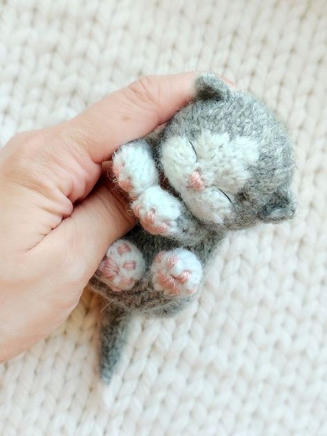 Free Crochet Kitten Patterns, Sleeping Kitten Knitting Pattern, Realistic Knitted Animals, Sleeping Kitten Crochet Pattern, Crochet Cat Realistic, Sleeping Kitten Knitting Pattern Free, Kitten Knitting Pattern Free, Knitted Kitten Pattern Free, Crochet Animals Realistic