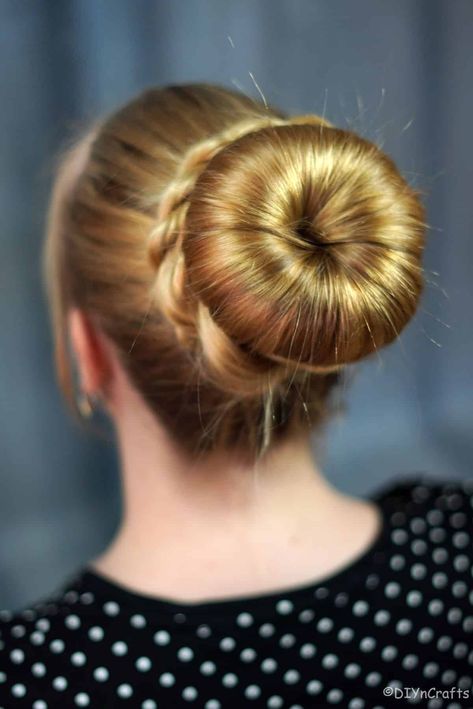 Hairnet Hairstyles, Donut Diy, Donut Bun Hairstyles, Hairstyles Elegant, Donut Bun, Low Buns, Hair Donut, Wedding Bun Hairstyles, Hairstyle Bun