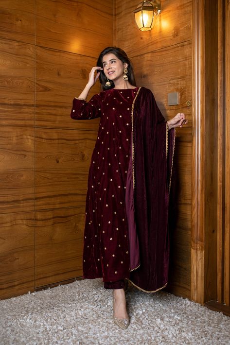 Velvet Kurta Set Women, Velvet Dress With Shawl, Barat Outfit Ideas, Mehroon Velvet Suit Designs, Velvet Kurta Designs Women, Maroon Suit Women Indian, Velvet Clothes Dress, Velvet Frocks For Women, Plajo Suit