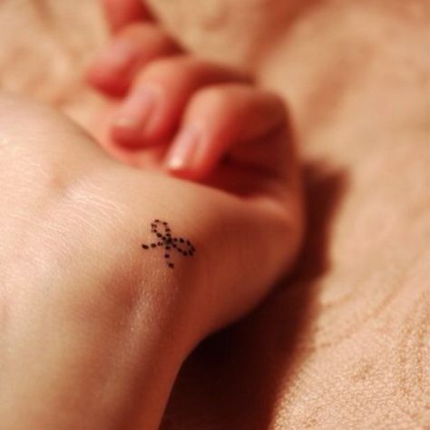 ♥ moñito en puntillismo Wrist Tattoos Girls, Tattoo Diy, Cool Wrist Tattoos, Bow Tattoo, Tasteful Tattoos, Tiny Tattoo, Small Hand Tattoos, Cool Small Tattoos, Wallpaper Tumblr