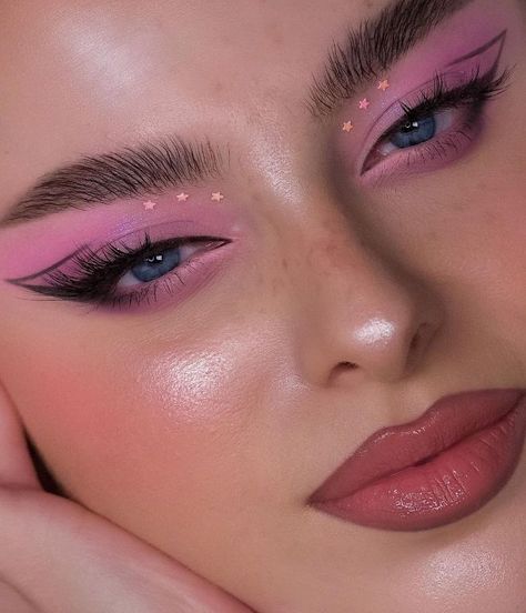 Pastel Makeup Looks, Brow Freeze, Pastel Makeup, Eye Makeup Styles, Graphic Makeup, Graphic Eyeliner, Makeup Palettes, Purple Makeup, Pink Glam