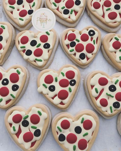 Pizza Theme Desserts, Pizza Theme Cookies, Pizza Party Cookies, Pizza Decorated Cookies, Heart Cookies Decorated, Sugar Cookie Pizza, Pizza Cookies, Pizza Party Birthday, A Pizza My Heart