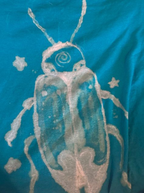 Blech Clothes Diy, Aesthetic Bleached Shirt, Bleach Bug Shirt, Designs To Paint On Shirts, Bug Clothes Aesthetic, Paint On Shirt Ideas, Diy T Shirt Painting Ideas, Cool Bleach Designs, Bleach Shirt Design Grunge