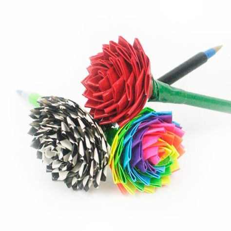 Duct Tape Pens, Duct Tape Flower Pens, Duct Tape Rose, Duct Tape Diy, Duct Tape Projects, Duct Tape Flowers, Pen Toppers, Duct Tape Wallet, Tape Projects