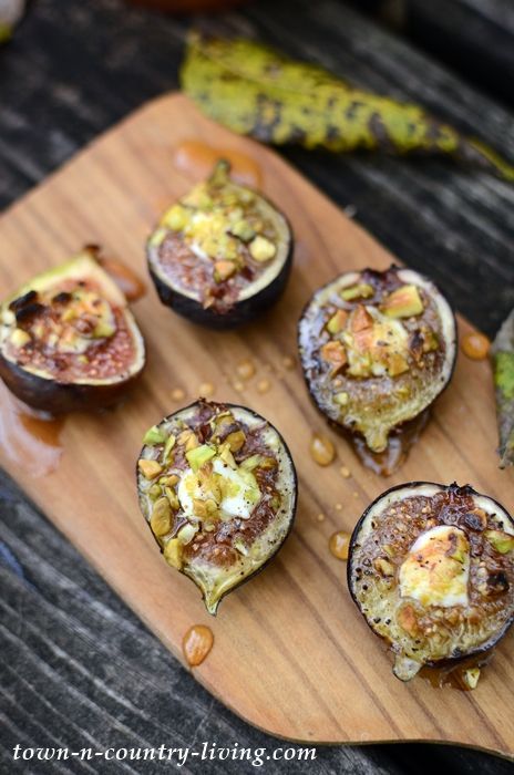 Roasted Figs with Goat Cheese, Honey, and Pistachios Figs With Goat Cheese And Honey, Figs Goat Cheese Honey, Figs With Goat Cheese, Stuffed Figs, Goat Cheese And Honey, Goat Cheese Honey, Cheese And Honey, Roasted Figs, Sommer Mad