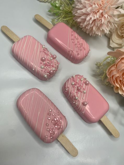 Pink Cakesicles Ideas For Birthday, Cakesicle Designs, Loly Pop, Cakesicles Ideas, Magnum Cake, Girly Birthday Cakes, Baby Shower Candy Bar, Pop Cupcakes, Baby Shower Cake Pops