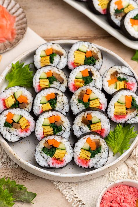 Vegan Futomaki Roll (Maki Sushi) • Vegan Everytime Tamagoyaki Recipe, Healthy College Meals, Tofu Sushi, Sushi Ideas, Tofu Lettuce Wraps, Sushi Vegan, Vegan Sushi Rolls, Sticky Tofu, Maki Roll