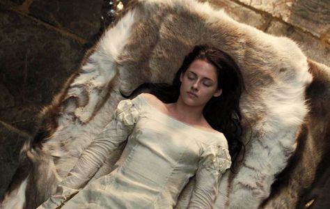 Snow White And The Huntsman - Snow White Snow White Huntsman, Kristen Stewart Gif, Girls Vampire, Snowwhite And The Huntsman, Snow White And The Huntsman, Kristen Stewart Movies, The Huntsman, Dark Princess, Django Unchained