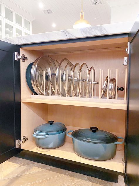 Kitchen Organization Top Cabinet, Kitchen Storage Ideas Apartment, Kitchen Items Organization, Kitchen Idea For Apartment, Apartment Kitchen Set Up, Tupplewear Organization, Small Kitchen Organizer Ideas, Racks For Kitchen Cabinets, Kitchen Organization Must Haves