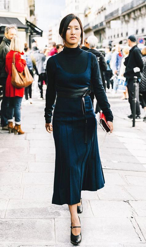 Wear a sleeveless dress in winter by layering a turtleneck underneath. Turtle Neck Layer, Outfit Ideas Turtle Neck, Layering Outfits Fall, Dress Layering, Turtleneck Dress Sleeveless, Pfw Street Style, Turtleneck Style, Gisele Bundchen, Sleeveless Turtleneck