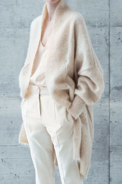 cozy nude cashmere sweater | Coltrane Spring Outfit Women, Stil Boho, Olivia Palermo, Winter Mode, Looks Chic, 가을 패션, Beige Sweater, Knit Fashion, Fashion Mode