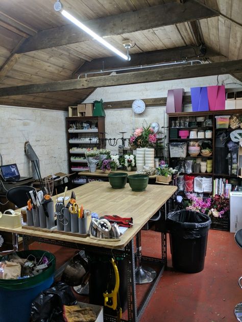 Small Florist Workspace, Florist Tools Organization, Florist Home Studio, Florist Work Station, Florist Studio Workspace Home, Floral Workshop Space, Garage Flower Shop, Floral Studio Work Spaces, Lavender Yard