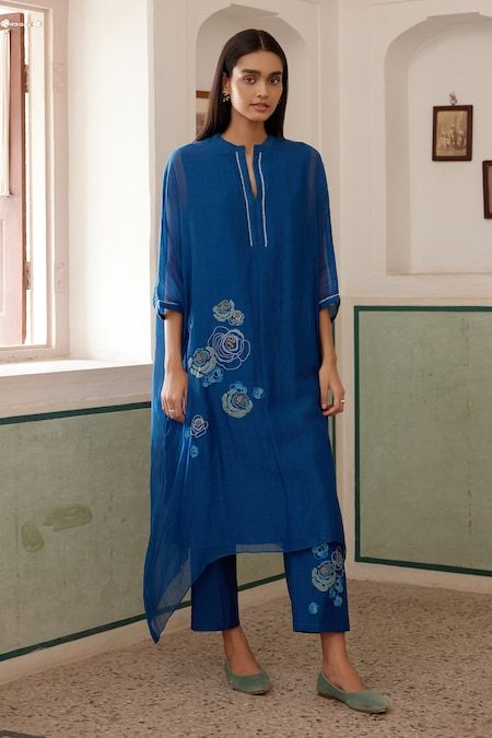 Buy Blue Muslin Cotton Embroidered Floral Applique Work Asymmetric Kurta And Pant Set For Women by Vaayu Online at Aza Fashions. Linen Summer Outfits, Kurta And Pants, Asymmetric Kurta, Applique Jacket, Fabric Painting On Clothes, Applique Work, Embroidery On Kurtis, Kaftan Style, Embroidered Pants