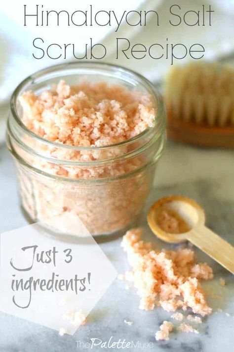 Easy 3 ingredient Himalayan salt scrub recipe, with free printables! Makes a perfect gift, even if it's for yourself! Himalayan Salt Scrub Diy, Rosemary Scrub, Sea Salt Scrub Recipe, Body Scrub Recipes, Honey Scrub, Himalayan Salt Scrub, Body Scrub Homemade Recipes, Homemade Scrubs, Salt Scrub Recipe