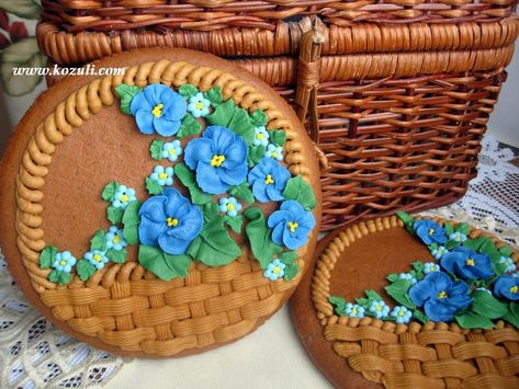 Cookie Basket with violets Giant Cookie Cake, Easter Cookie Cake, Floral Cookies, Cookie Cake Decorations, Cookie Cake Designs, Cookie Decoration, Rose Cookies, Decorated Cookies Tutorial, Chocolate Chip Cookie Cake