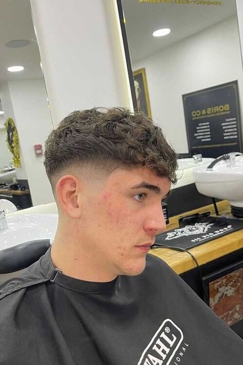 Drop Fade Messy Fringe, 2022 Haircut, Messy Fringe, Haircuts Curly, Barber Lifestyle, Curly Hair Fade, Drop Fade, Men Haircut Curly Hair, Skin Fade