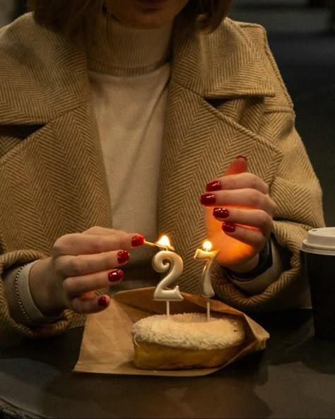 Birthday Photo Idea In Nature, Birthday Inspired Pics, Birthday Donuts With Candles, Birthday In Coffee Shop, Autumn Birthday Photoshoot, October Birthday Photoshoot, Diy Photoshoot Birthday, Donut Birthday Photoshoot, Fall Photoshoot Birthday