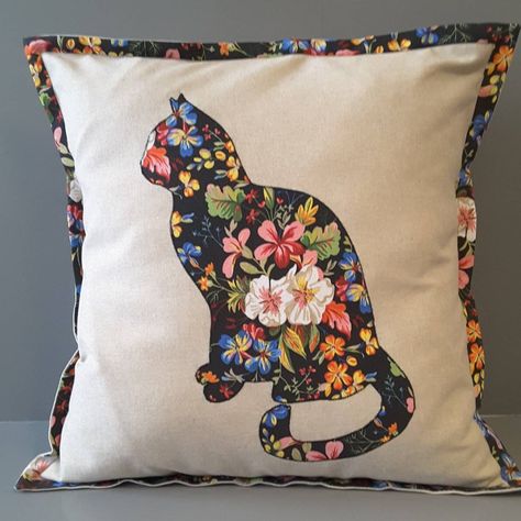 "For all the cat lovers out there" Applique Patterns Cats, Cat Cushion Pattern, Patchwork Pillows, Cat Applique Designs, Cat Pillow Pattern, Quilt Book Cover, Cat Pillow Cover, Patchwork Quilting Designs, Applique Cushions