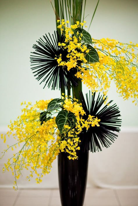 Yellow and black Yellow Black And White Flower Arrangements, Yellow And Black Flower Arrangements, Black Floral Decor, Yellow Flower Arrangements, Arreglos Ikebana, Contemporary Flower Arrangements, Floral Art Arrangements, Tropical Floral Arrangements, Tropical Flower Arrangements