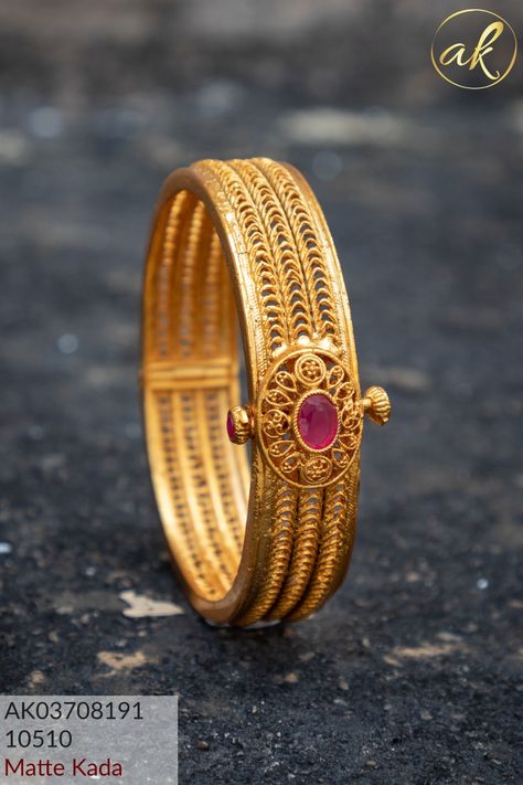 Single Kada Designs Gold For Women, Single Gold Bangle Designs, Single Bangle Designs Gold, Emerald Bangles, Gold Jewellery India, Single Bangle, Gold Jewelry Prom, Kids Gold Jewelry, Antique Bangles