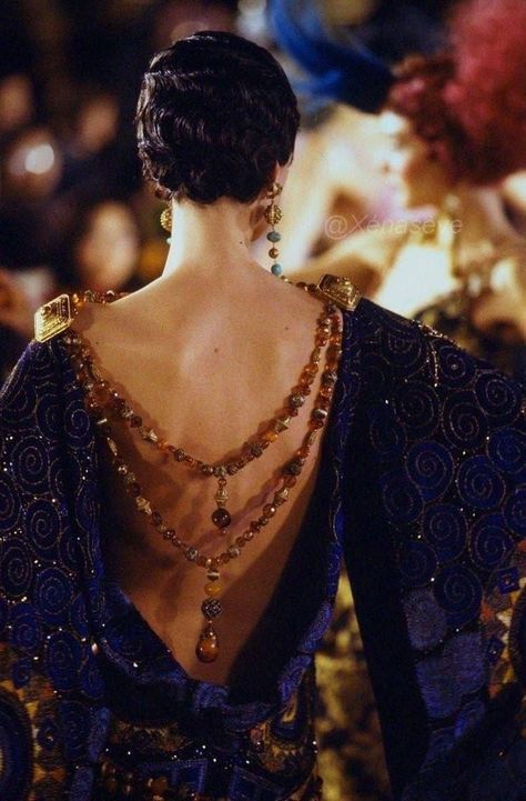 Haute Couture Details, Mode Tips, Couture Details, Fantasy Fashion, Mode Vintage, Gold Dress, Mode Inspiration, Fancy Dresses, Costume Design