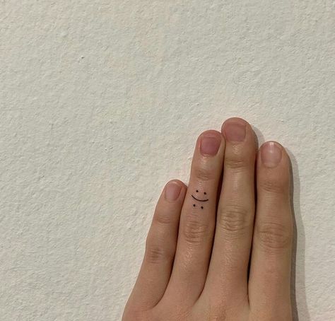 Smiley Finger Tattoo, Happy Face Tattoo Finger, Childish Tattoos, Tattoo Happy, Smiley Face Tattoo, Tattoos Outdoors, Stick Poke Tattoo, Finger Tattoo Designs, Cute Tiny Tattoos