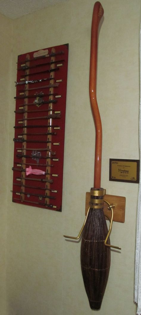 Nimbus 2000 de Harry Potter (offert par McGonagall) Harry Potter Mcgonagall, Harry Potter Corner, Nimbus 2000, Hp Christmas, Theme Harry Potter, Magic Wands, Harry Potter Room, Harry Potter Collection, Hand Making