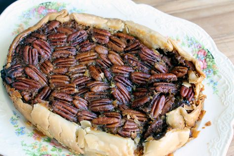 crock pot pecan pie Crockpot Pecan Pie, Microwave Fudge, Freezer Recipes, Crock Pot Desserts, Vegetarian Bake, Slow Cooker Vegetarian, Easy Pie Recipes, Slow Cooker Desserts, Pecan Pie Recipe