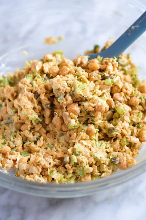 Smashed Chickpea Salad Sandwich, Smashed Chickpea Toast, Chickpea Smash Sandwich, High Protein Chickpea Salad, Mashed Chickpea Salad, Smashed Chickpea Sandwich, Canned Chickpeas Recipes, Chickpea Smash, Smashed Chickpea Salad