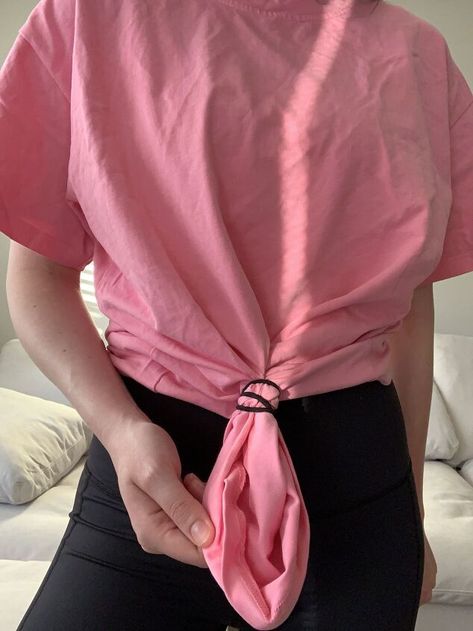 Twist Knot Shirt Diy, Tie Tshirt Knot, Tie Oversized Shirt, Knotted Shirt Diy, Ways To Tie A Shirt, How To Knot A Tee Shirt, Tie Shirt Knot, How To Tie A Shirt Knot, How To Tie A Shirt