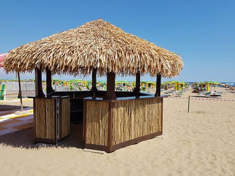 Come realizzare un chiringuito in giardino idee suggerimenti colori arredi cosa non deve mai mancare materiali mobili bibite tetto dove metterlo Gazebo Bar, Tiki Bars, Tiki Bar, Kiosk, Beach Club, Gazebo, Pergola, Outdoor Structures, Bar