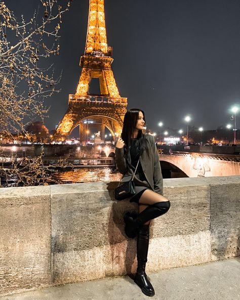 Paris Style Outfit Inspiration Eiffel Tower Paris Style Outfits, Europe Trip Outfits, Birthday Poses, Europe Travel Outfits, Paris Style, Trip Outfits, Europe Trip, Outfit Winter, Girls Boots