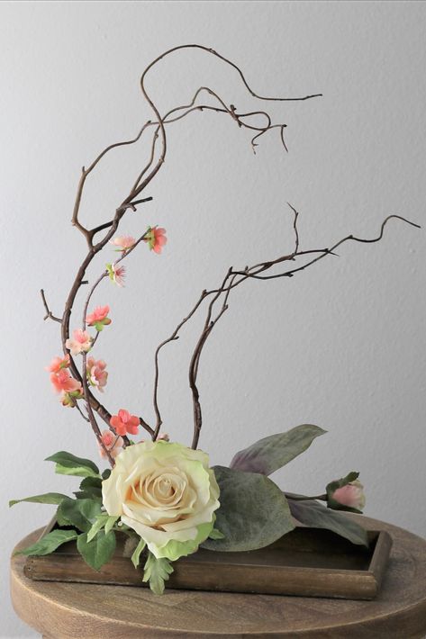 Rose Ikebana, Minimalist Flower Arrangement, Japanese Flower Arrangement, Minimalist Centerpiece, Arreglos Ikebana, Modern Floral Arrangements, Minimalist Rose, Rose Floral Arrangements, Small Flower Arrangements