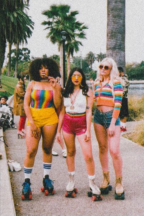 credit to owner (pls tell me who they are if you know) #rollerskating #rollerskates #rollerdisco #disco #discoaesthetic #aestheticedits #aestheticart #70saesthetic #60sfashion #80saesthetic 70s Roller Skating Outfits, 80s Roller Skating Outfit, Disco Roller Skating, Look Disco, Skate Outfit, Disco Aesthetic, Roller Skating Outfits, Roller Skating Party, Skating Aesthetic