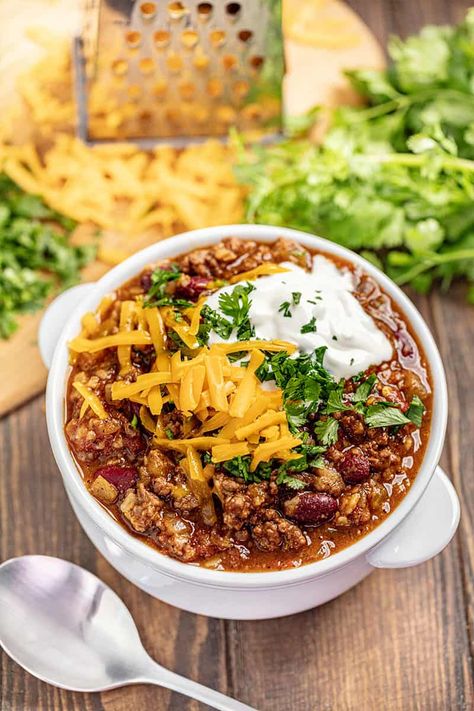 This easy chili recipe is the best! It is full of flavor and satisfying, hearty beans and beef. Perfect for fall and the days when a warm bowl of chili is just what the doctor ordered. Stovetop Chili, Stay At Home Chef, Best Chili Recipe, Easy Chili, Chili Recipe Easy, Vegetarian Chili, Homemade Chili, Chili Recipe, Eat Clean