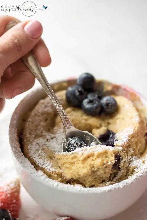 This Easy Breakfast Mug Cake is made with Kodiak Cakes Energy Packed Flapjack and Waffle Mix and topped with raspberries, blackberries, strawberries and blueberries. This is an easy, tasty and satisfying breakfast hack. @kodiakcakes @kodiakcakes #mugcake #cake #mug #berries #breakfast #confectionerssugar #blueberries #strawberries #raspberries #blueberries Breakfast Mug Cake, Berries Breakfast, Kodiak Cakes Recipe, Breakfast Mug, Breakfast Hack, Protein Mug Cakes, Strawberries And Blueberries, Pancake Mix Recipes, Mug Cake Microwave