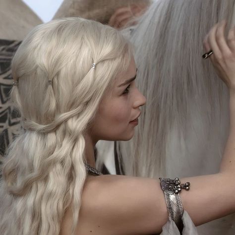 X Plant Beading, Daenerys Targaryen Aesthetic, Targaryen Hair, Queen Daenerys, Daenerys Targaryen Icons, Daena Targaryen, Dream Meaning, Game Of Throne Daenerys, Greco Roman