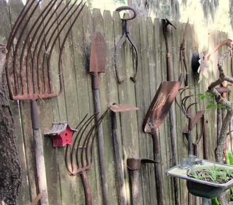 tool art Antique Farm Tools Decor, Landscape Timber Crafts, Rusty Junk, Old Garden Tools, Vintage Lampshades, Landscape Timbers, Shed Decor, Farm Projects, Outdoor Deco