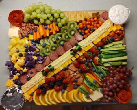 Race cars Car Themed Charcuterie Board, Tractor Charcuterie Board, Monster Truck Charcuterie Board, Race Car Charcuterie Board, Race Car Birthday Party Ideas Food, F1 Party, Nascar Party, Theme Snack, Monster Truck Racing