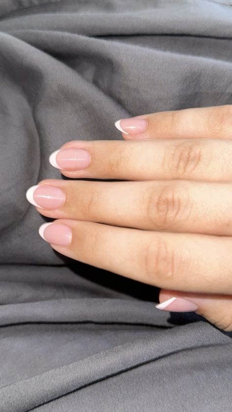 Nägel mit weißem French tip. Minimalistisch und modern. Kurz in Mandel form, short almond nails French Oval Short Nails, Small Oval French Nails, French Tip Nails Short Almond Shape, Cute And Simple French Tip Nails, Micro Almond Nails, Frenchies Short Nails, Basic Short French Tip Nails, Small Almond Nails Acrylic French Tip, Short Pointy French Tip Nails