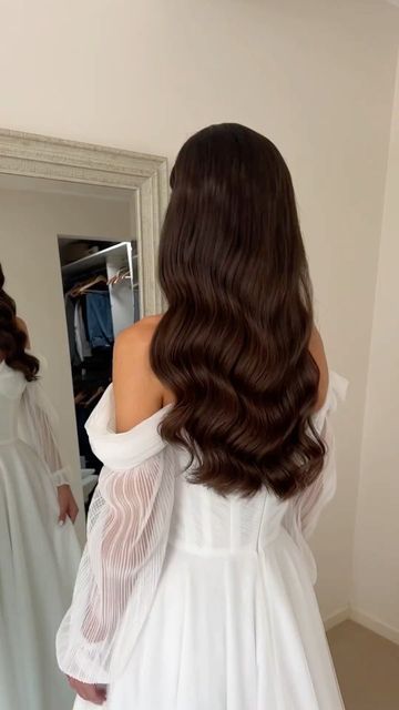 Bridal Hair Veil Down, Wavy Hair With Veil, Wavy Hair Bridal, Bridal Wavy Hair Down, Natural Wave Wedding Hair, Wedding Hairstyles For Long Hair Brunette, Classy Wavy Hairstyles, S Waves Hair, Wedding Hair Soft Waves