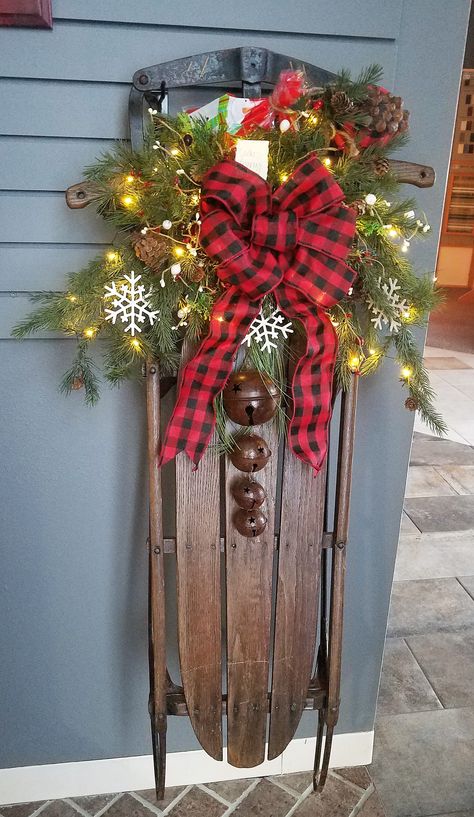 Decorating Sleds For Christmas, Decorating Sleds For Christmas Porch Ideas, Decorating A Sled For Christmas, Vintage Sled Decorating Ideas, Decorated Sleds For Christmas, Christmas Sled Diy, Runner Sled Christmas Decor, Vintage Sled Decorating Ideas Diy, Sledge Decoration Christmas