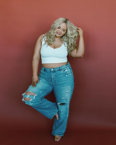 photoshoot, pose 📸🤳 Model: @ca_caatey Brand: @jonessodaco Host: @jennadcreative Stylist: @pariscroiss_nt Assistant: @josiedenney_ Studio: @merakistudio.co Studio Photoshoot Ideas Plus Size, Plus Size Studio Photoshoot, Plus Size Photoshoot Poses, Plus Size Branding Photoshoot, Curvy Modeling Poses, Plus Size Modeling Poses, Photoshoot Plus Size, Plus Size Modeling, Cowgirl Photoshoot